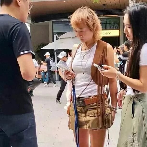 任贤齐妻子女儿罕见露面,妻子漂亮女儿长相酷似任贤齐!