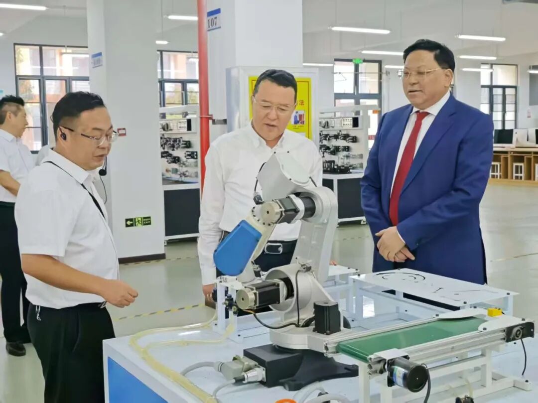 省政协党组副书记、副主席尔肯江·吐拉洪一行来校调研