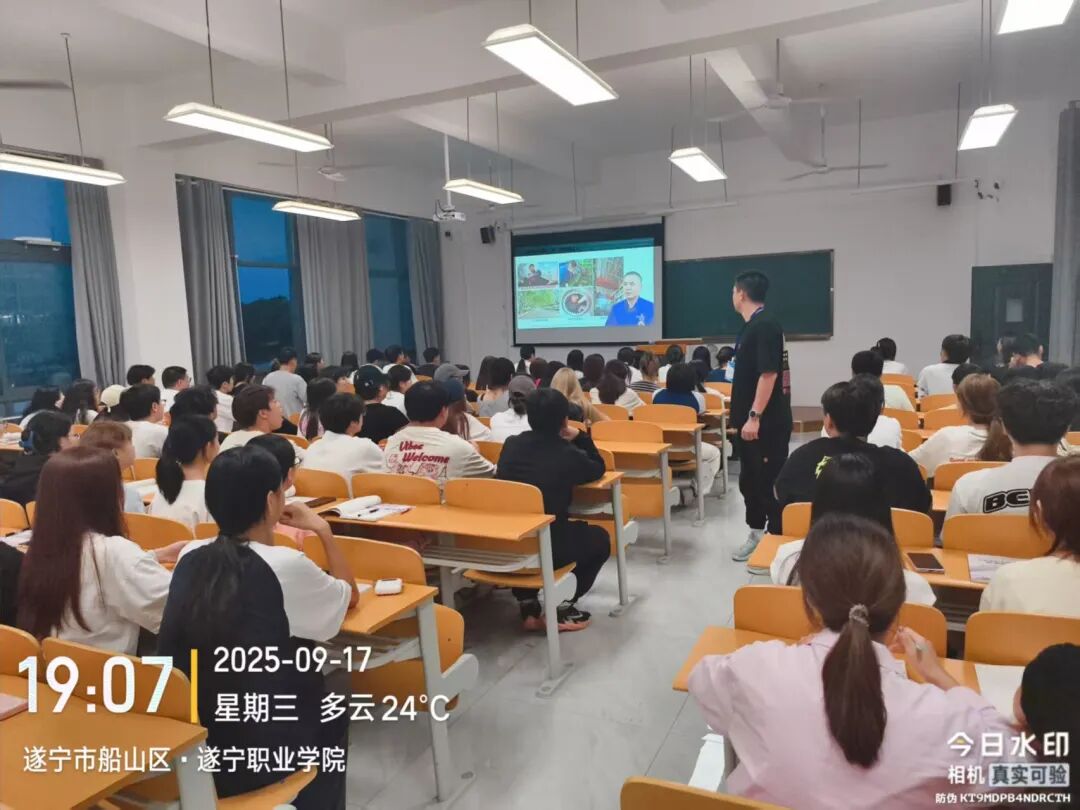 遂宁职业学院学子齐聚云端丨聆听劳模故事，点燃匠心梦想