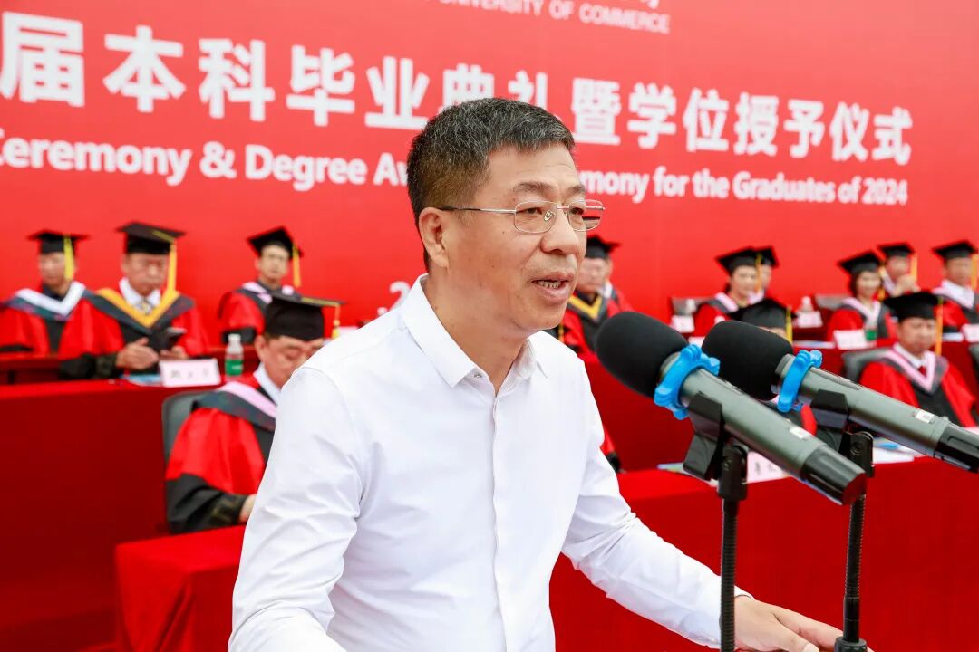 校友代表,83级中药系毕业生,哈尔滨正阳家园董事长刘斌发言校友代表