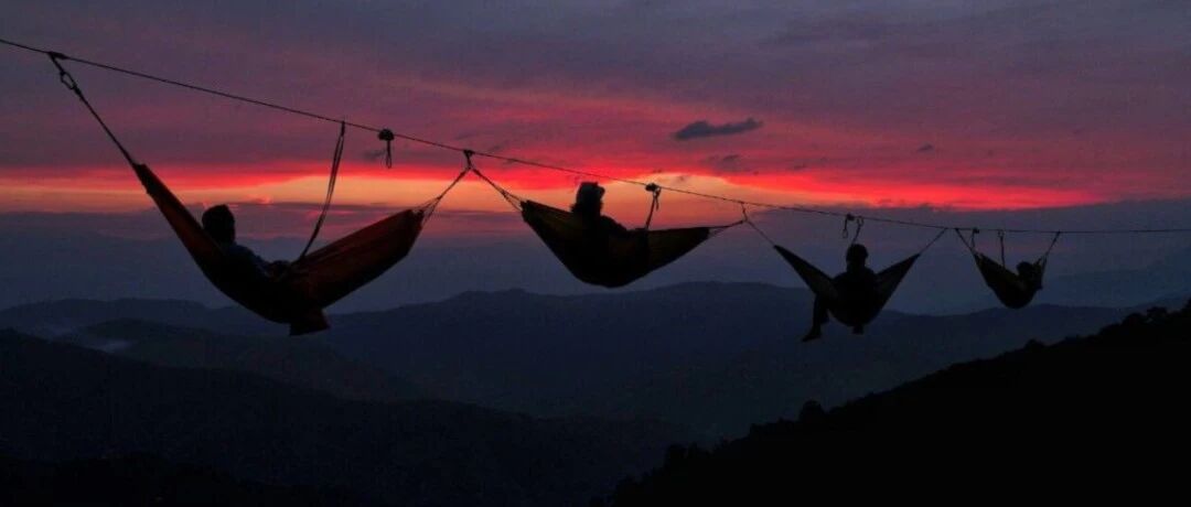 史上最恐怖酒店！睡在2000多米高空，悬崖峭壁上看风景！