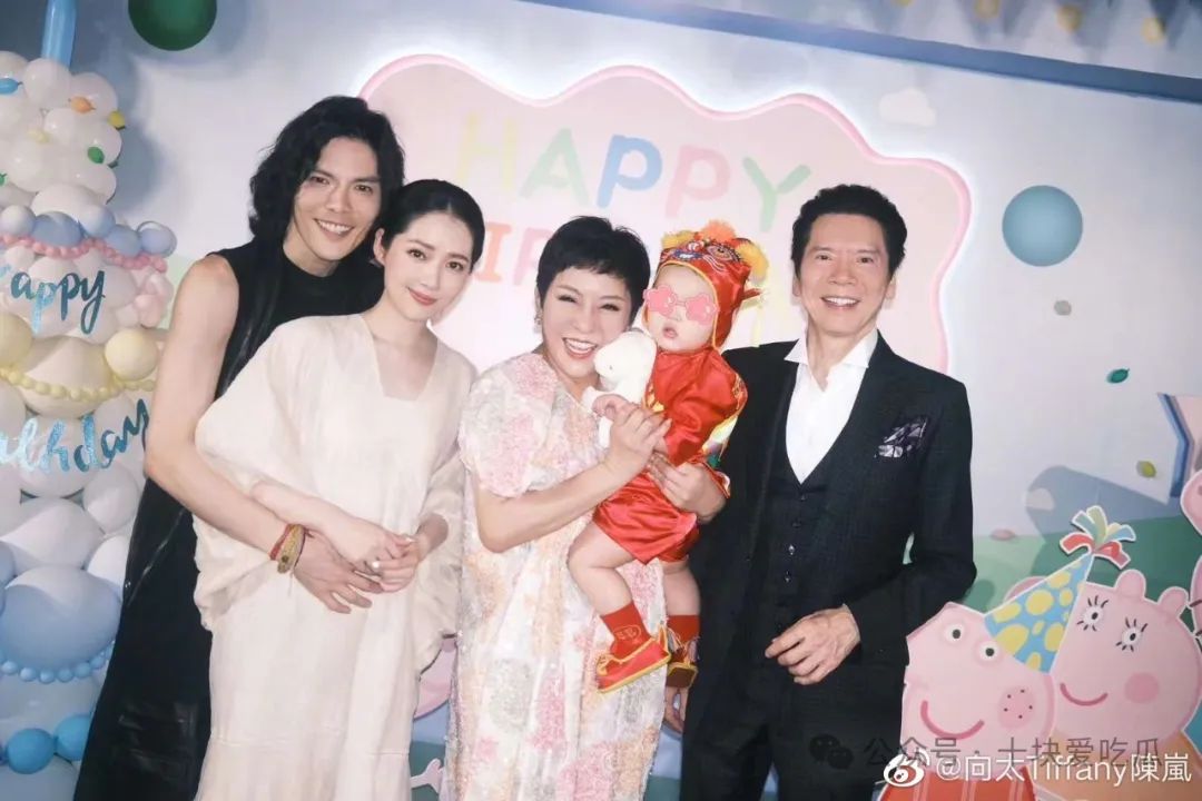 杨幂在郭碧婷后面模仿向佐