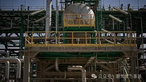 Men work on the maintenance of a pipe at a degassing station in the Zubair oil field, whose operations have been reduced due to the Mideast war triggered by the US and Israeli attacks on Iran, near Basra, Iraq, Saturday, March 28, 2026.