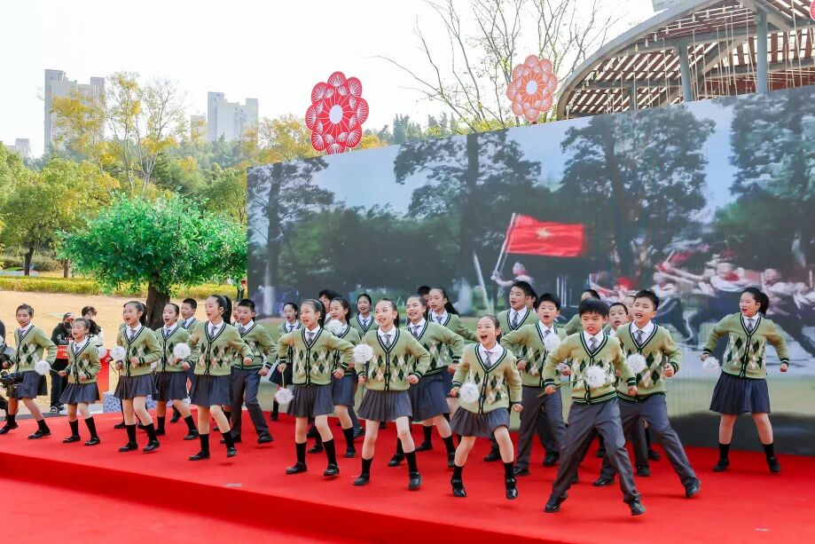 福建蒲公英地产是什么单位__人体彩绘模特亮相旅游节引围观