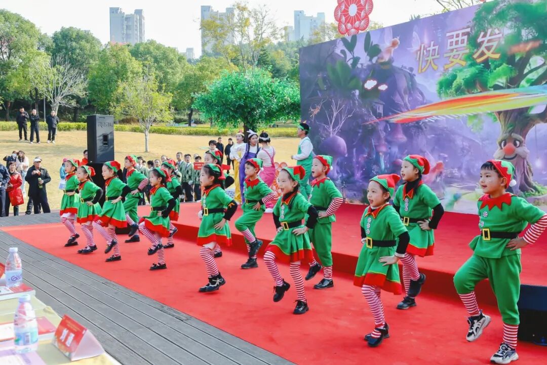 _人体彩绘模特亮相旅游节引围观_福建蒲公英地产是什么单位