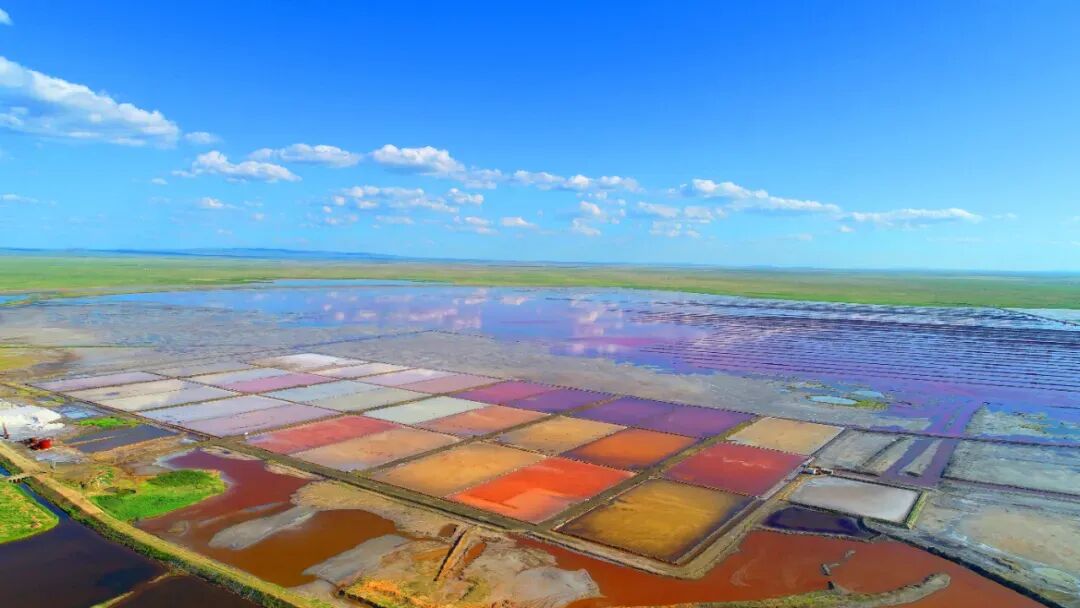 草原上的天空之镜