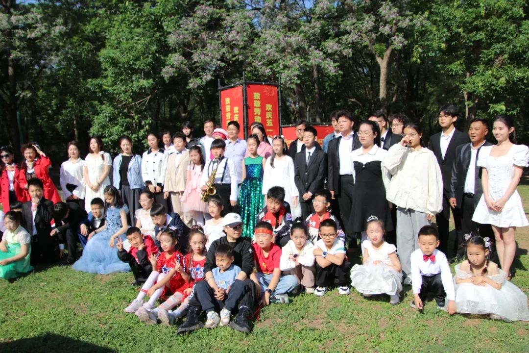 男女老少齐登场 千佛山上歌声扬  五一首