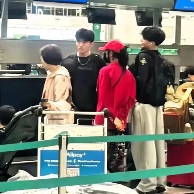 张柏芝母子低调现身澳洲!华人偶遇:Lucas颜值超高,帅到挪不开