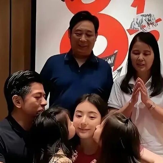 郭富城陪同小22岁的娇妻回老家过年,与岳父岳母罕见合照,状态像隔了一代人!