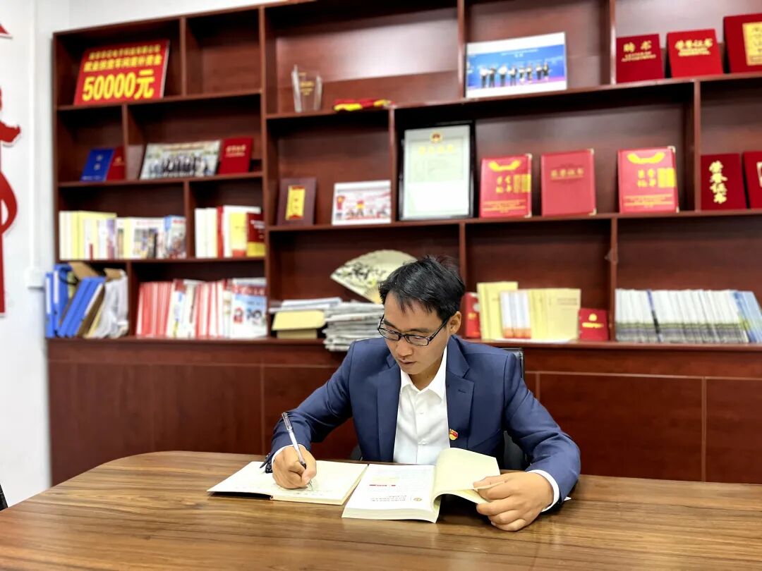 业务学习朱照福的办公室里挂着一副字画——"天道酬勤",这也是他对