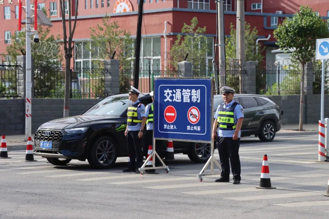 【人民交警周刊】中考首日：藏蓝护航逐梦路 暖心守护少年行