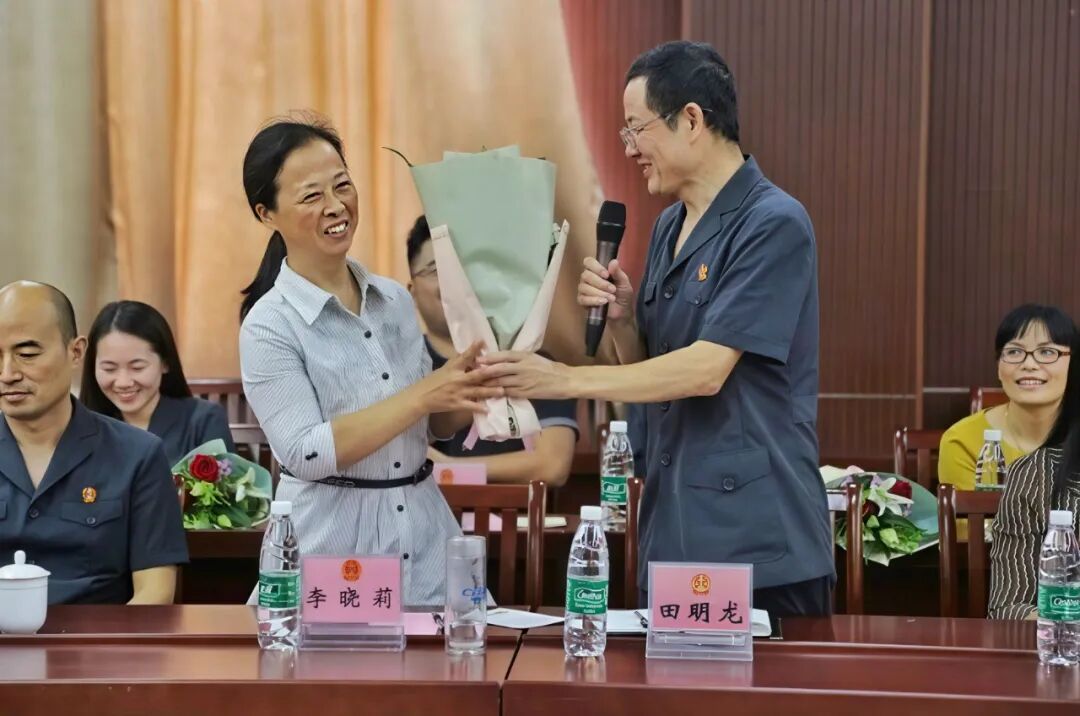 2018年9月，无为市人民法院组织的家庭助廉活动上，田明龙给妻子献花。.jpg