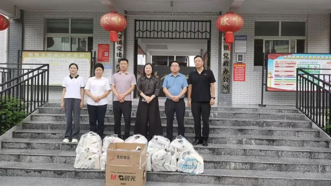 情暖童心 爱伴成长丨印江自治县妇联携手爱心企业开展未成年人关爱活动