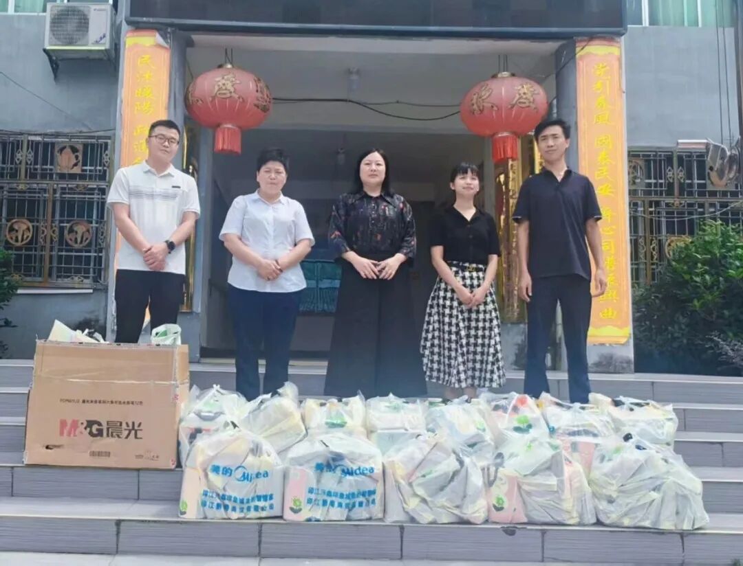 情暖童心 爱伴成长丨印江自治县妇联携手爱心企业开展未成年人关爱活动