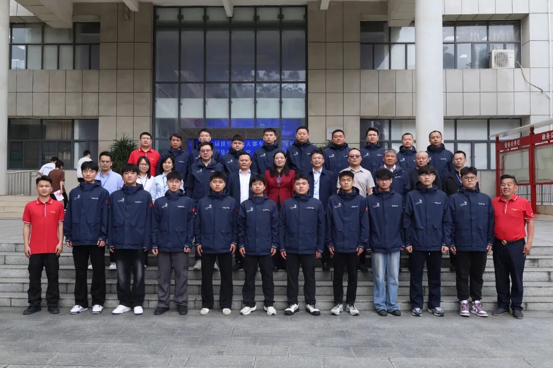 全体参会人员参观学院实训场地1.JPG