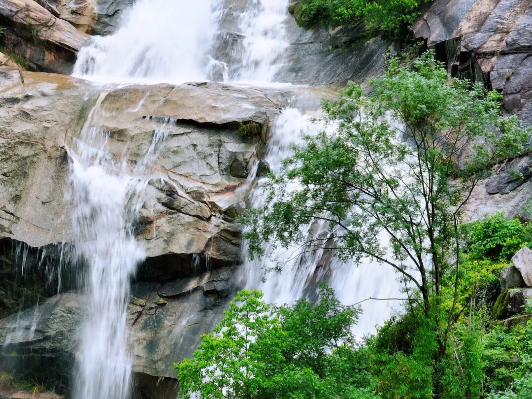 山流水沿杏林山谷蜿蜒而下，流经山谷中段时，一波三折，冲下峭壁形成。