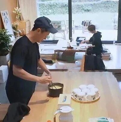 吴京“塌房”上热搜,最窒息的片段发生在评论区……