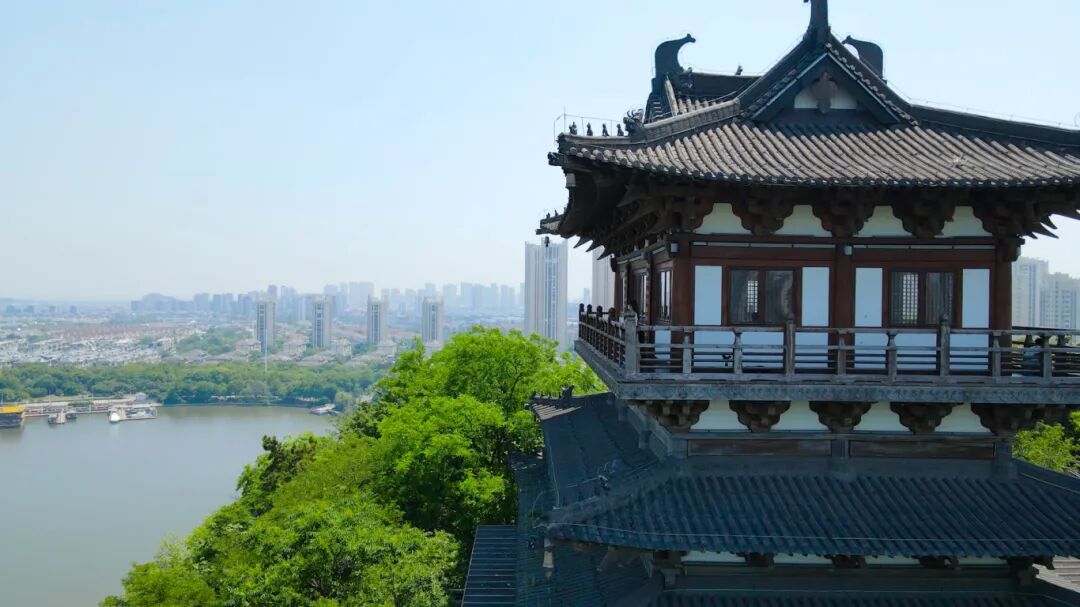 满眼风光北固楼""海日生残夜,江春入旧年"三国时刘备在甘露寺招亲因