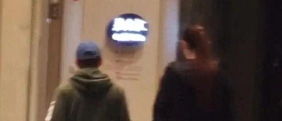 王宝强和女友开京牌大G到青岛,冯清人高马大,衬得宝强像小娇夫