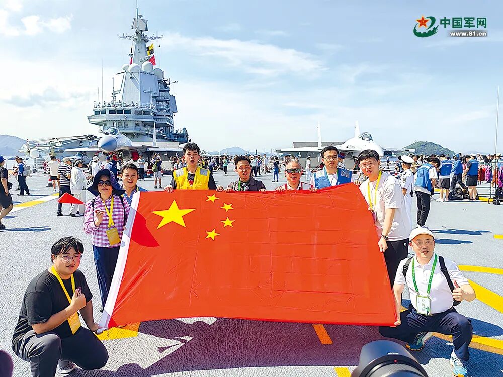 探访山东舰航母编队,“我为祖国感到骄傲”——海军山东舰航母编队访港期间举行舰艇开..