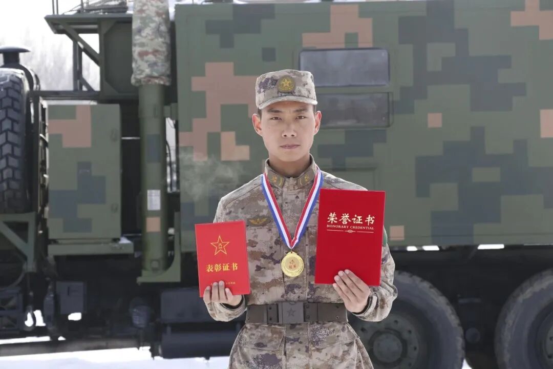 张学林感到无比幸福看到他露出灿烂的笑容寻找班长王威的身影张学林的