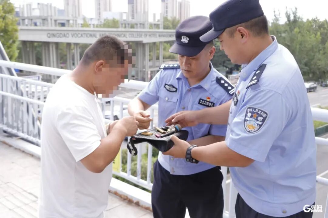 两女生出去玩捡到1斤金条，网友：这运气，简直爆棚