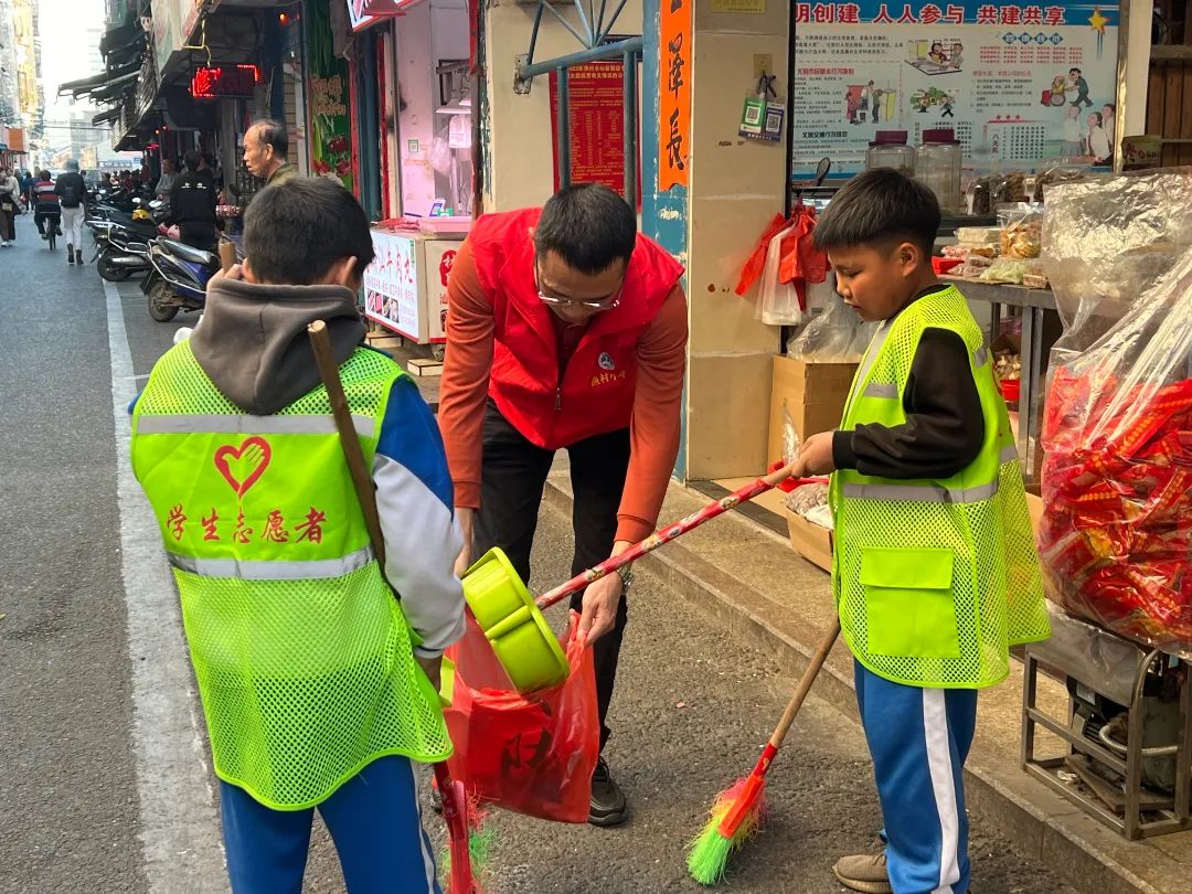 新港街道持续开展红领巾一条街文明实践志愿服务活动