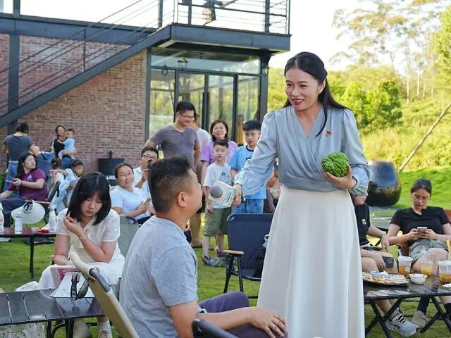 宣讲中，陈怡手捧侨乡土特产杜阮凉瓜，与观众互动交流。