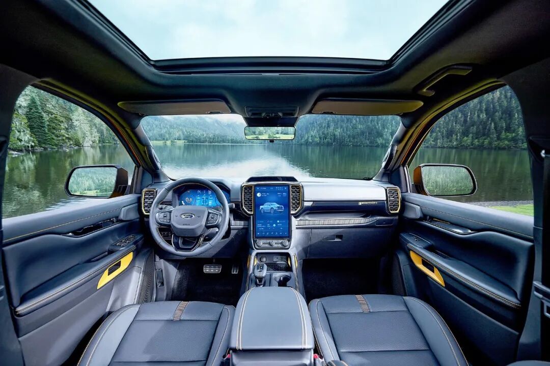 各种车身参数也十分出色,还拥有全地形管理系统,智能全时四驱,前后桥