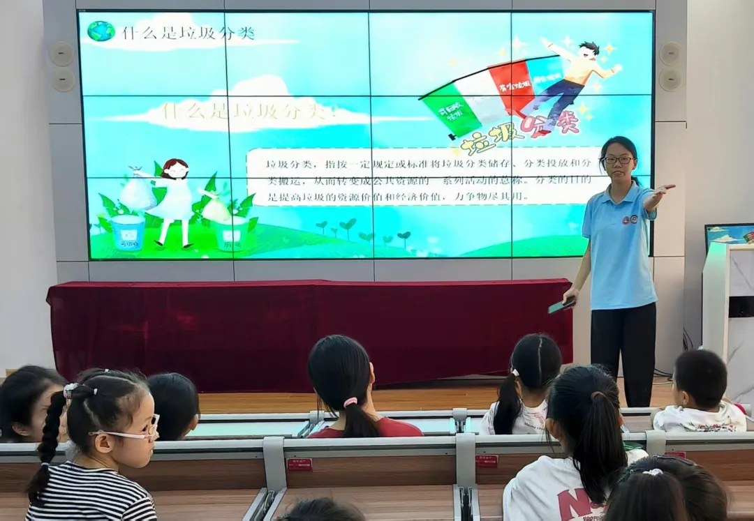 图为8月6日志愿者给小朋友们讲解垃圾分类的相关知识。张番番 供图.jpg