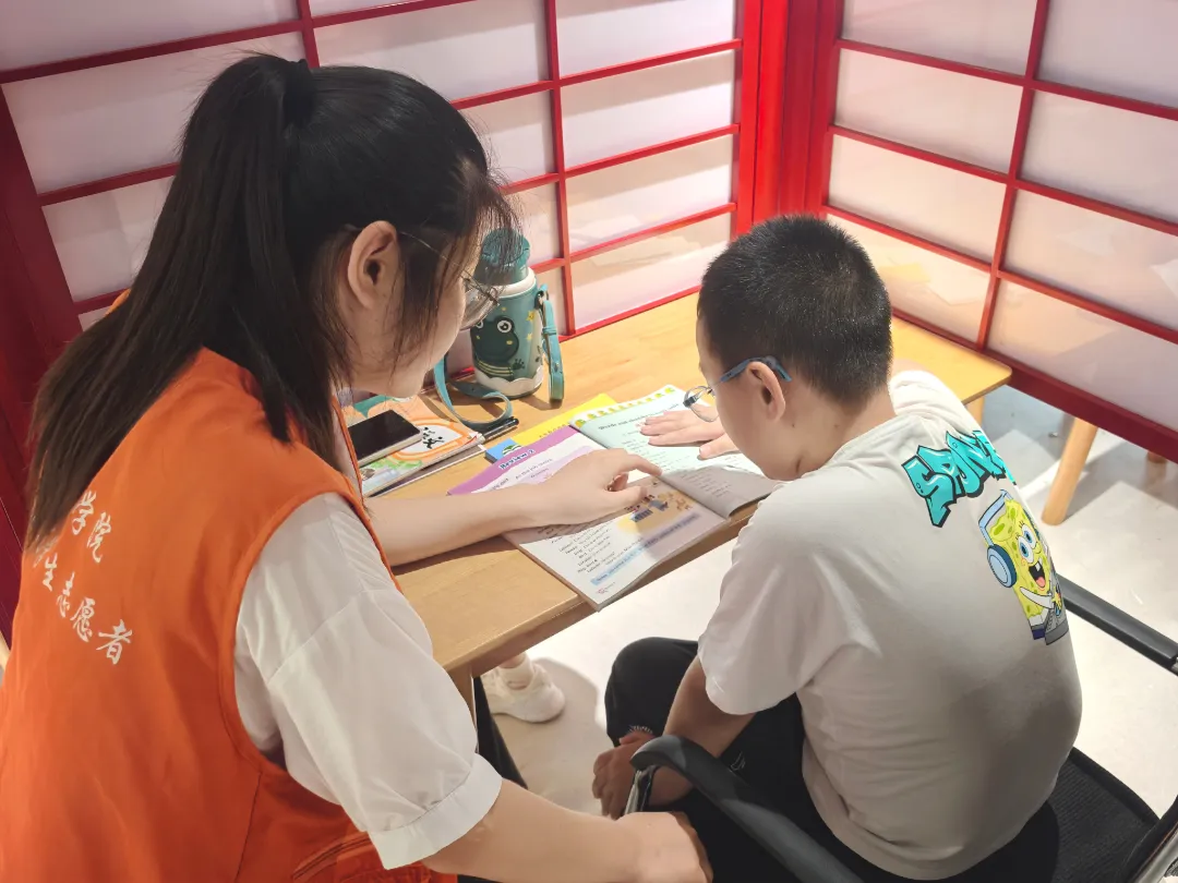 图为8月7日志愿团成员点对点辅导小朋友做功课。李晓溪 供图.jpg