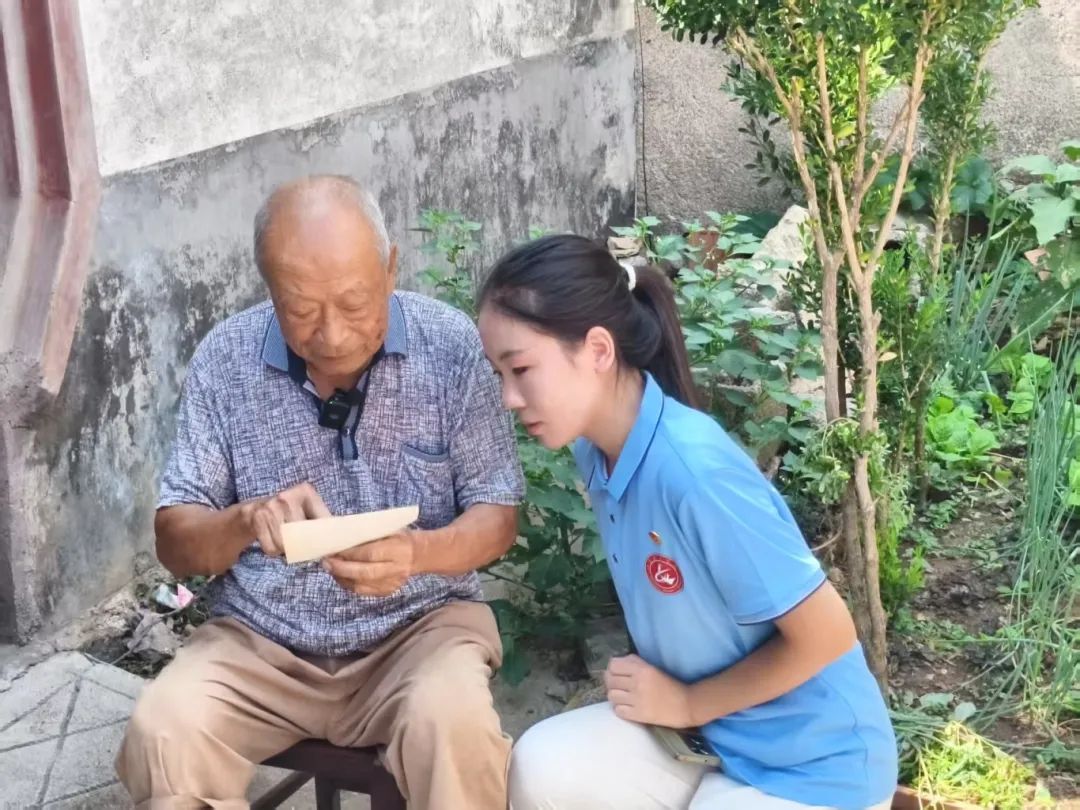 图为采访王步荣孙子彭乐升老人(1).jpg