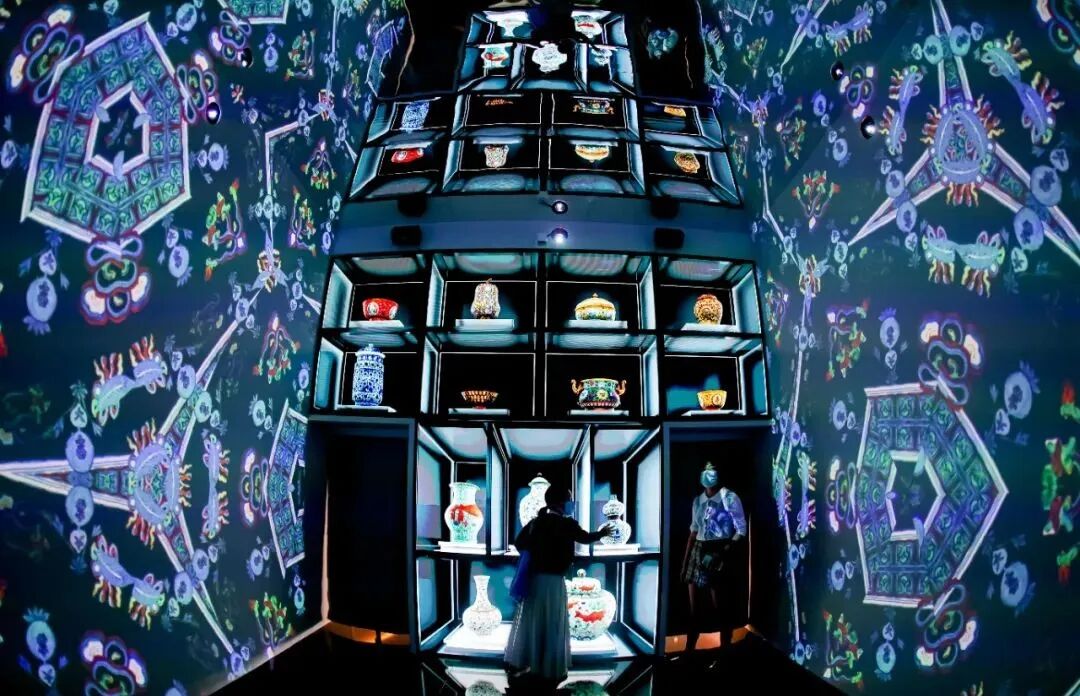 怒了!英国博物馆放任游客随意触摸中国文物!