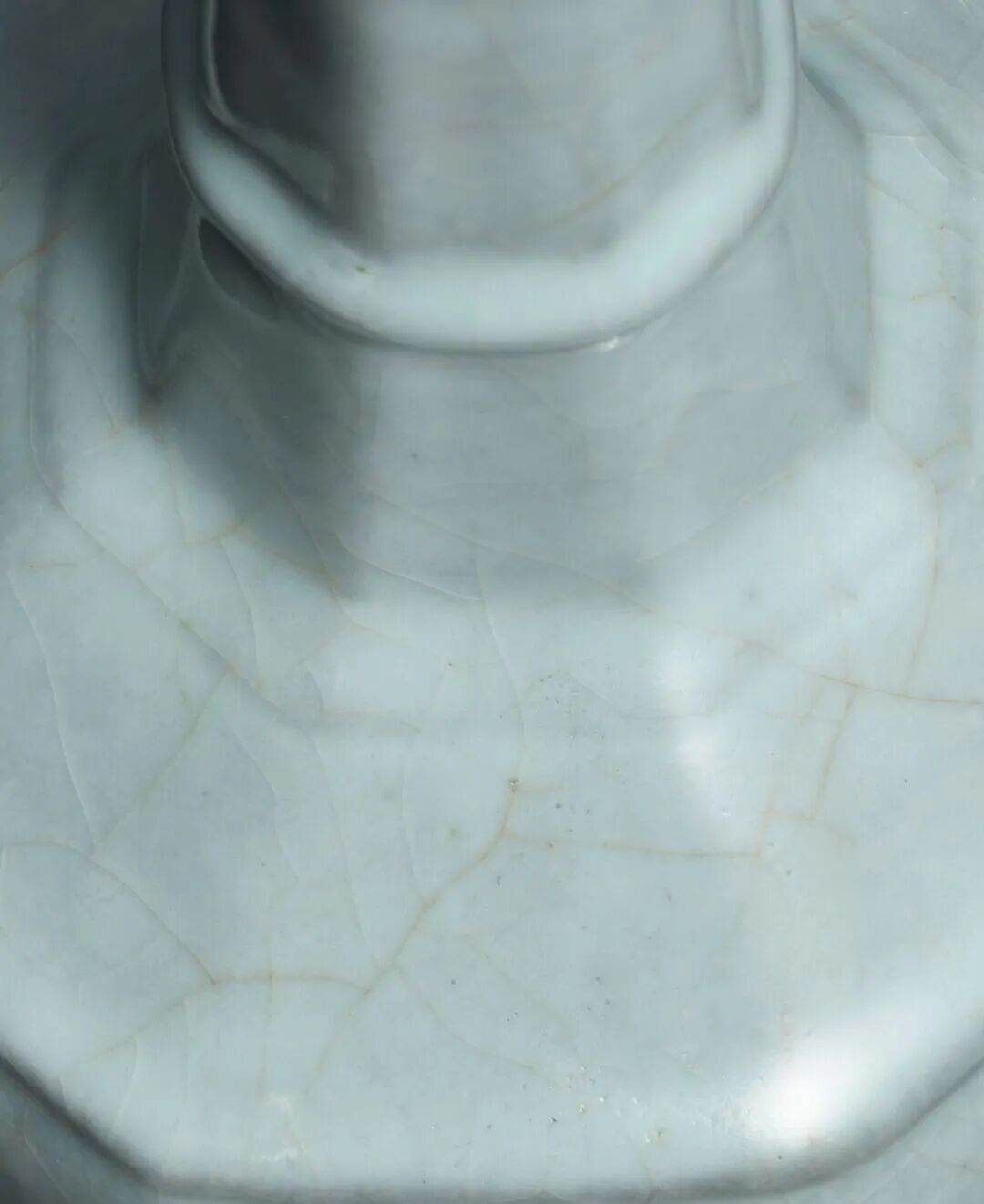 通体罩施青釉,微偏灰,若水映晴空之色,澄澈莹润,隐透丹霞,不失温煦.