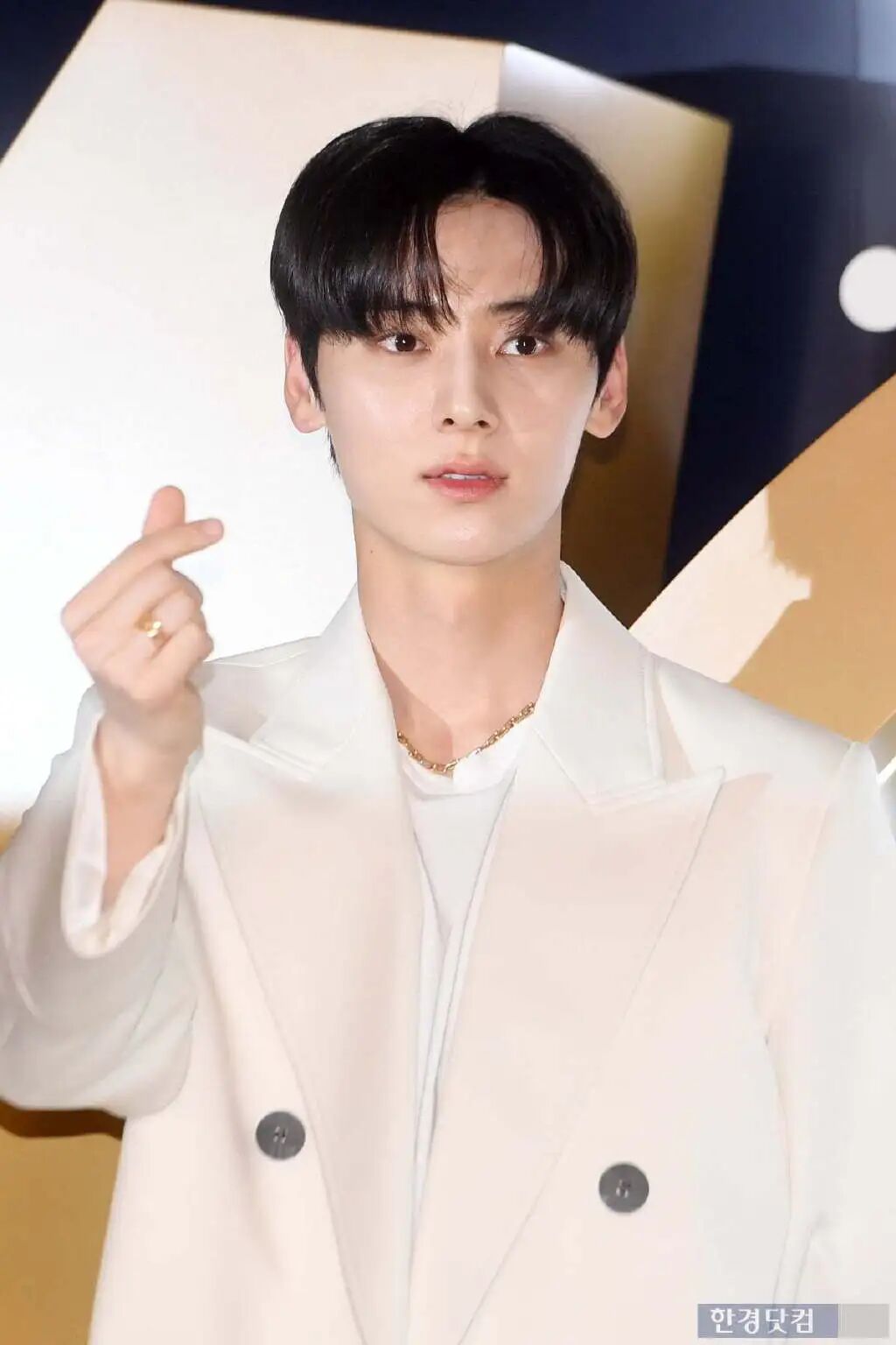 黄旼炫的社交照片动态刚引起了热议,还有网友专门为此开了"黄旼炫知道