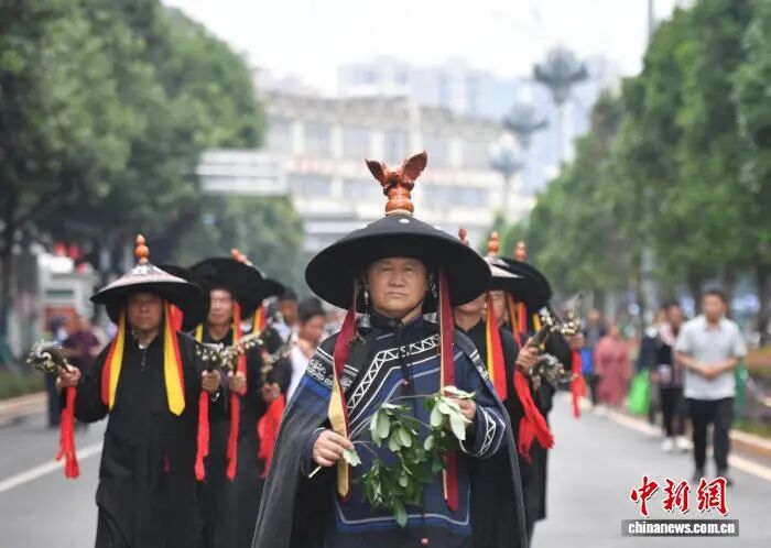 云南禄劝：火把节巡游展民族文化送祝福