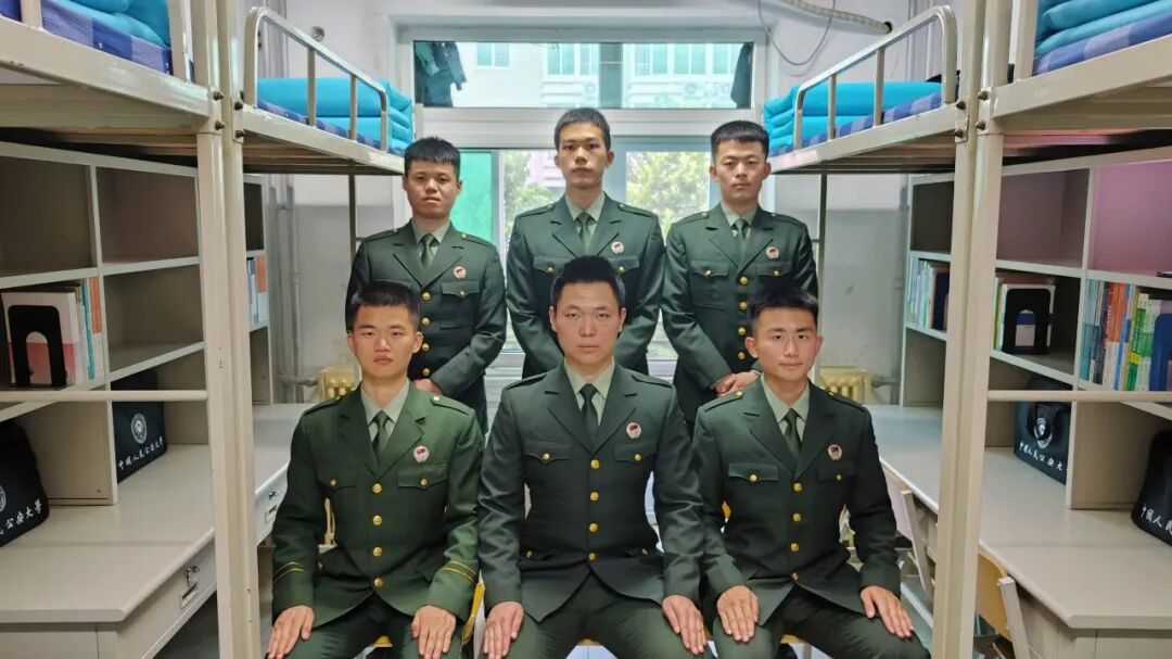 一个宿舍三个退役军人,剩下那位:"你感动吗?我不敢动!