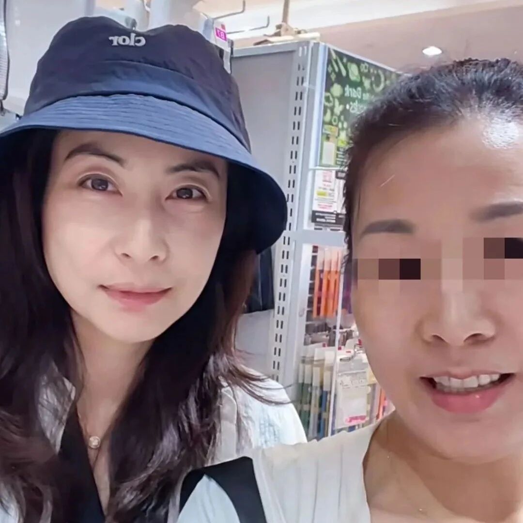 郭晶晶现身新加坡,素颜逛平价店没架子,网友直呼太接地气!