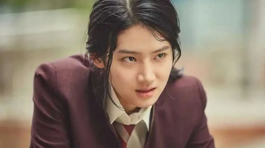 彩子尝试把卫生巾夺回来,但那个男生举得更高.