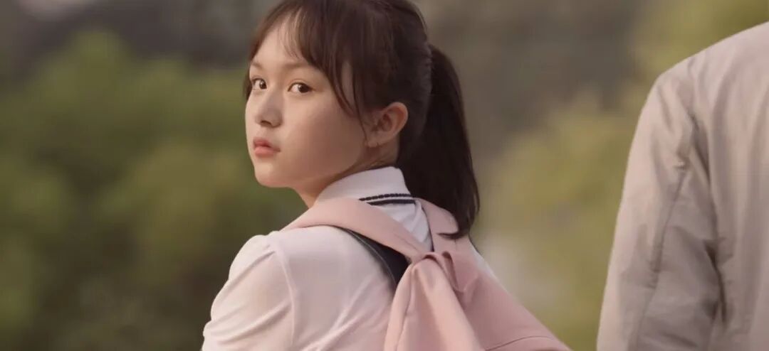 父亲对此有一丝骄傲."女孩凶点挺好的,至少以后不会挨欺负".