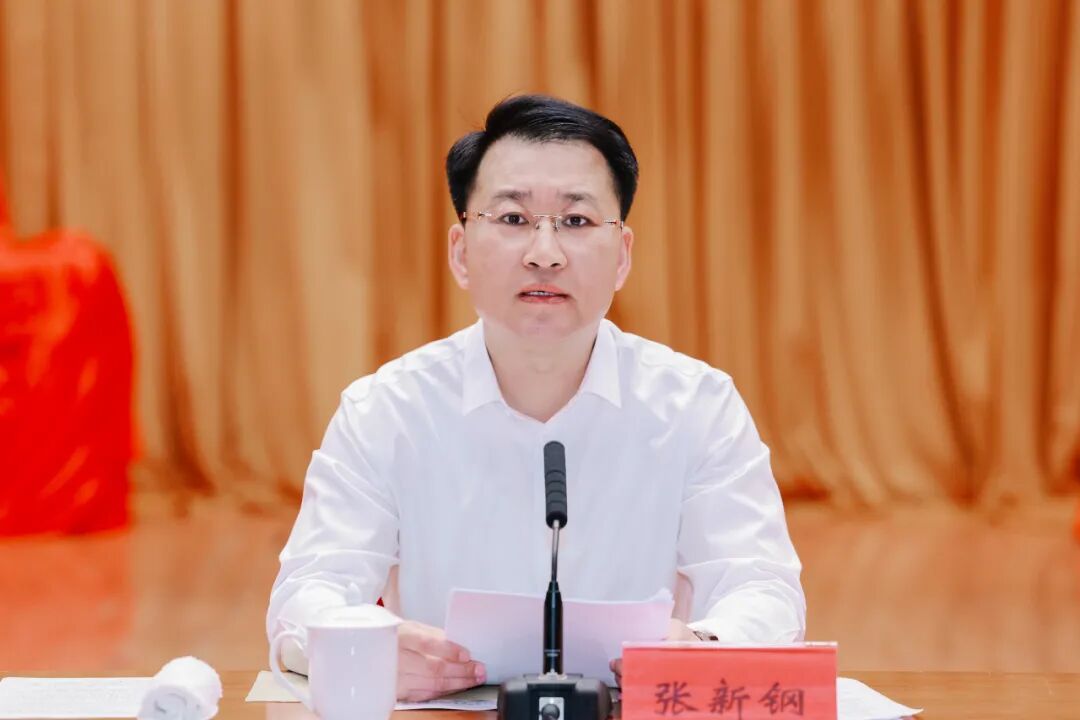 区委书记张新钢代表区委常委会讲话,区委副书记,区长王庆伟部署当前