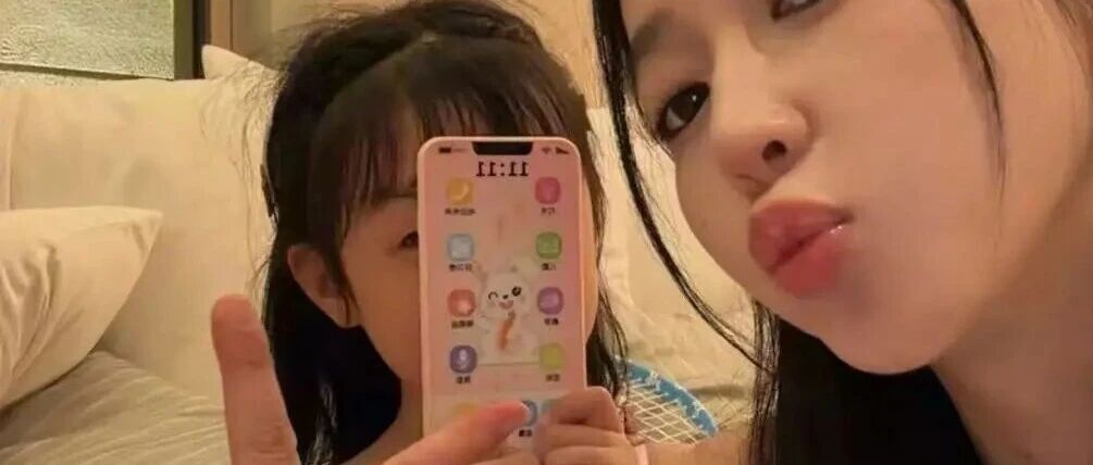 潘玮柏妻子晒女儿海边照:放了10天春假!潘玮柏&ldquo;小胖手&rdquo;入镜,一家三口甜蜜撒糖