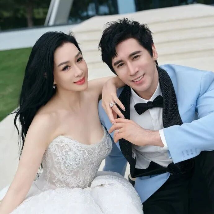 钟丽缇坦言这十年最艰难:一家人被误解被攻击被消费,无论风浪多大有你们在我什么都不怕;此前张伦硕称不介意钟丽缇将财产全留给3个女儿