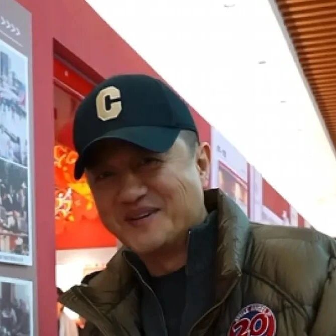 李亚鹏回新疆聚餐,透露35年前失恋往事;揭秘&ldquo;一号立井&rdquo;网名由来:是老家一个煤矿,自己跟着电工父亲下过井