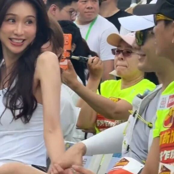 林志玲跑马拉松,&ldquo;51岁体态&rdquo;冲上热搜:身穿白色运动背心、短裙秀好身材,与黄晓明牵手互相加油