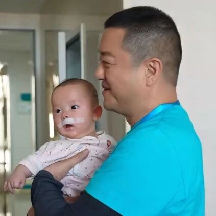 李亚鹏称自己&ldquo;有小孩缘&rdquo;,分享女儿照片安慰唇腭裂患儿妈妈:我女儿跟她一样,现在20岁恢复得很好;网友:真的很神奇,宝宝都愿意他抱