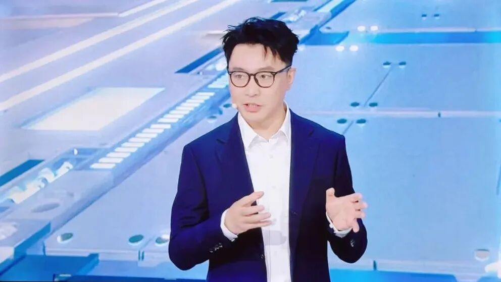 ELU.AI,ELU,中能坤域,原力无限,原力光年,原力万象,人工智能,具身智能,充电机器人,智能机器人,能源机器人,人形机器人,HEE,超级能源引擎,一脑多身