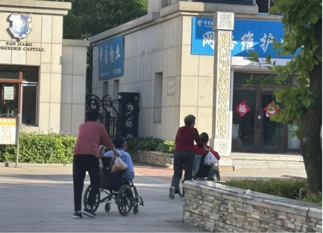 佳木斯农高区户外活动的老年人。人民网记者 金慧慧摄