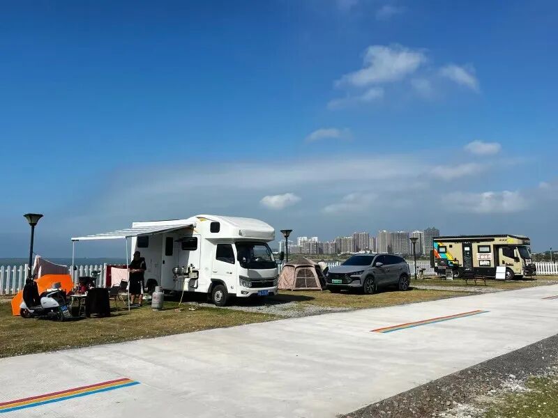 北海大犇牛房车露营基地里，房车有序停放。受访者供图