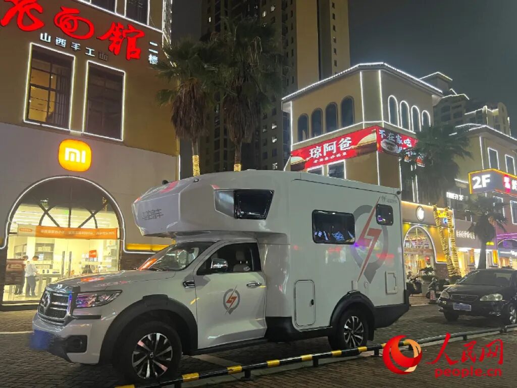 停放在海口闹市区的房车。人民网记者 李学山摄